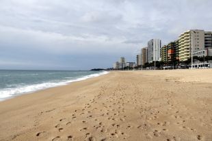 Mor ofegat un jove arrossegat per una onada quan menjava davant el mar a Platja d'Aro