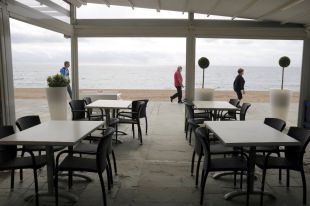 Així seran les terrasses a la Costa Brava: taules de quatre cadires cada dos metres i un cambrer a l'entrada
