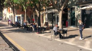 Les terrasses dels bars a Girona comencen a obrir tímidament i amb pocs clients