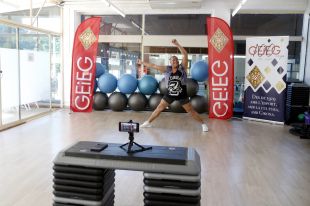 Reobre el GEiEG no deixant tocar les pilotes de pàdel o tennis amb les mans i fent zumba virtual