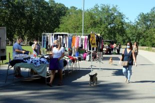 Els marxants critiquen que Girona només permeti un 25% de les parades de roba al mercat de la Devesa
