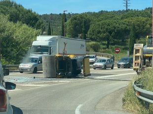 Accidentat un camió passat el peatge de Girona nord a l'AP-7 en la incorporació a la C-66