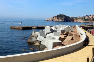 El port de Sant Feliu de Guíxols es blinda per prevenir els estralls de futurs temporals com el Gloria