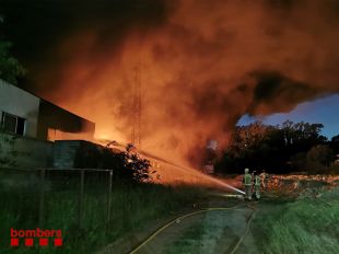 Els Bombers continuen treballant en l'extinció de l'incendi de Sarrià de Ter