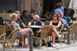 Les terrasses de la Costa Brava, plenes a la tarda, mig buides al matí