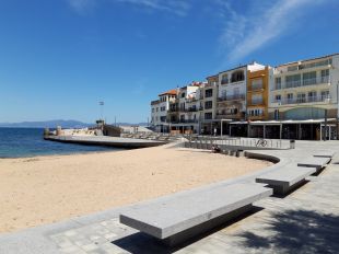 Prohibeixen el bany a la platja de les Barques de l’Escala per un abocament d’aigües residuals