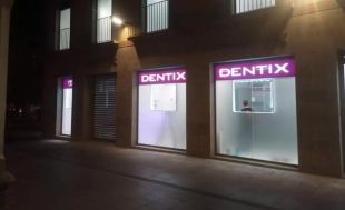 Un client d'una clínica d'Olot denuncia que porta tres mesos sense dents esperant els implants