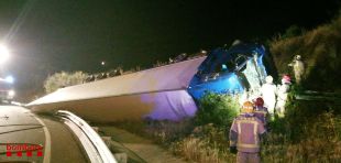 Tallada la sortida de l'AP-7 Girona oest per un camió de fruita que ha bolcat