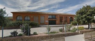 Bàscara cedeix i anuncia que reobrirà l'escola ''per imperatiu legal''