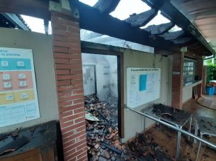 Cau un llamp a la gespa de la piscina de les Preses i destrossa els vestidors i el teulat