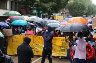 Unes 300 persones clamen contra el racisme a Salt i Girona entre un fort desplegament policial