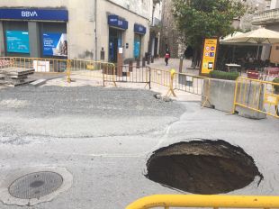 Comencen els treballs per reparar l'esvoranc a l'avinguda Lluís Companys de Besalú
