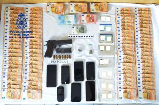 Quatre detinguts a la Jonquera que amagaven una pistola en el maleter d'un cotxe i 14.500 euros en efectiu