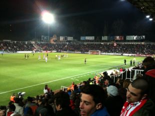 Jutgen un seguidor del Girona per refregar-se una bandera espanyola pel cul durant un partit