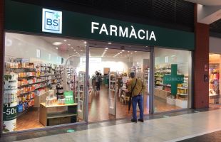 Obre la primera farmàcia a l'Espai Gironès i la cadena de calçat esportiu AW LAB
