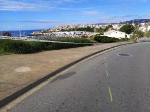 Mor una jove de 22 anys i tres més resulten ferits en caure amb el cotxe per un penya-segat a Palamós