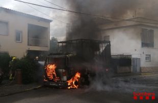 S'incendia un camió en un carrer de Sarrià de Ter