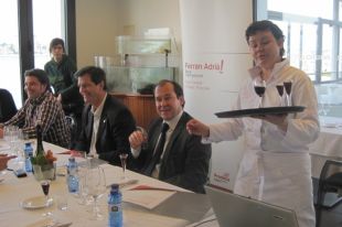 La becària de Ferran Adrià presenta un plat de coca d'anxoves i remolatxa com a final de projecte