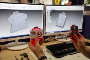 Creen un sensor a Girona perquè els treballadors guardin la distància de seguretat entre ells