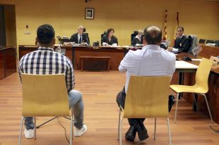Un home que va intentar matar l'exparella clavant-li una ampolla trencada al coll accepta 4 anys de presó