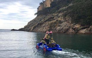 Els Bombers assisteixen al rescat d'un submarinista damunt d'un patí aquàtic i dos caiacs a Tossa