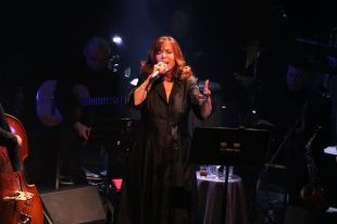 Maria del Mar Bonet, Obeses i un homenatge a Ovidi Montllor en una edició adaptada del Festival Espurnes