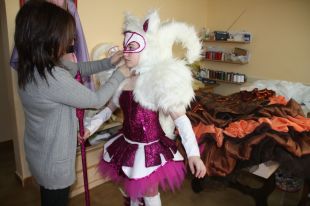 Últims retocs a carrosses i disfresses a poques hores de l'inici del Carnaval