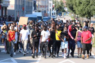 Unes 300 persones es manifesten a Banyoles contra el racisme i els ''abusos policials''