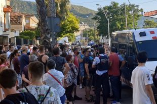 Els Mossos s'enduen escortats uns joves ocupes de Llançà acusats de lladres per un centenar de veïns