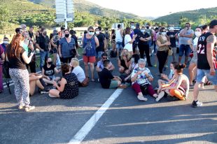 Més protestes a Llançà contra la delinqüència: mig centenar de persones tallen l'N-260