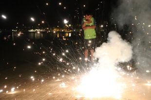La platja de Roses s'omple de famílies en una revetlla de Sant Joan atípica