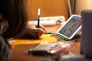 La Diputació de Girona impulsa una línia de subvencions per facilitar l’accés a l’educació en línia