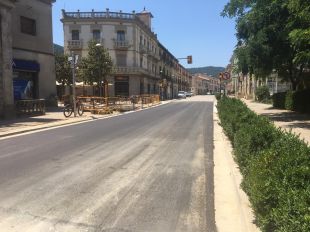 Reobren el trànsit a l'avinguda Lluís Companys de Besalú després de reparar l'esvoranc