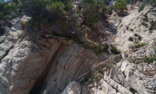 Els Bombers rescaten per mar vuit persones que havien quedat aïllades en una cala a Tossa de Mar