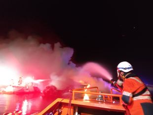 Un incendi crema dues embarcacions a Santa Margarida de Roses 