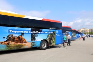 Una vintena de busos lluiran imatges de la Costa Brava per fomentar el turisme de proximitat