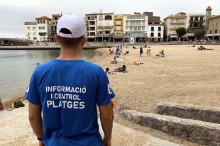 Catorze agents cívics controlen l'aforament de les platges de l'Escala des d'avui