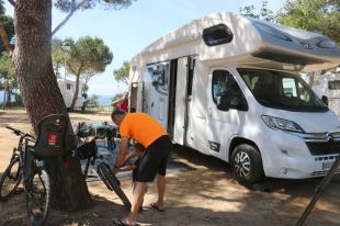 La meitat dels turistes d'autocaravanes tenen carrera universitària i un poder adquisitiu elevat