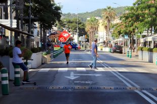 Platja d’Aro talla el trànsit de les dues avingudes principals cada tarda per garantir la distància social