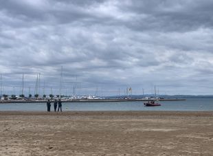 La Guàrdia Civil inicia la inspecció de la platja on van morir ofegats els dos menors a Roses