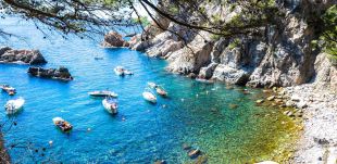 Troben el cos sense vida d'un home surant a la cala del Cau de Palafrugell 