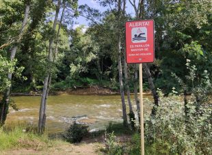 Salt instal·la cartells alertant del risc de banyar-se al riu Ter