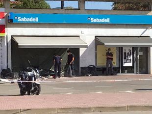 Rebenten amb explosius un caixer a Sant Antoni de Calonge