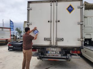 Asetrans identifica amb adhesius els seus camions i autobusos per combatre l'intrusisme