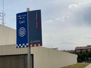 Un altercat entre nou joves, Mossos i la policia de Salt acaba amb dos detinguts i set denunciats