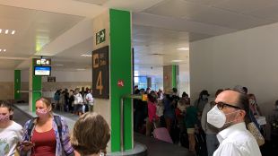 Turistes que no respecten la distància de seguretat a l'Aeroport de Girona