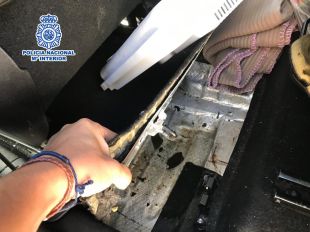 Dos detinguts a la Jonquera amb més de 23 quilos d'haixix ocults en el doble fons d'un vehicle