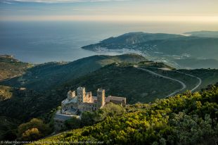 La pujada a Sant Pere de Rodes inicia l'Any del Mil·lenari del monestir