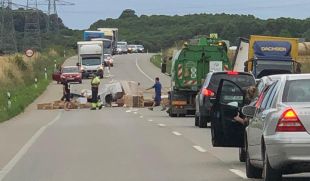 Tallada l'N-II a Borrassà per un camió accidentat que ha perdut la càrrega