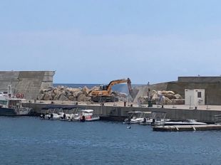 Reparen l'esvoranc que el temporal Gloria va provocar al dic del port de Blanes